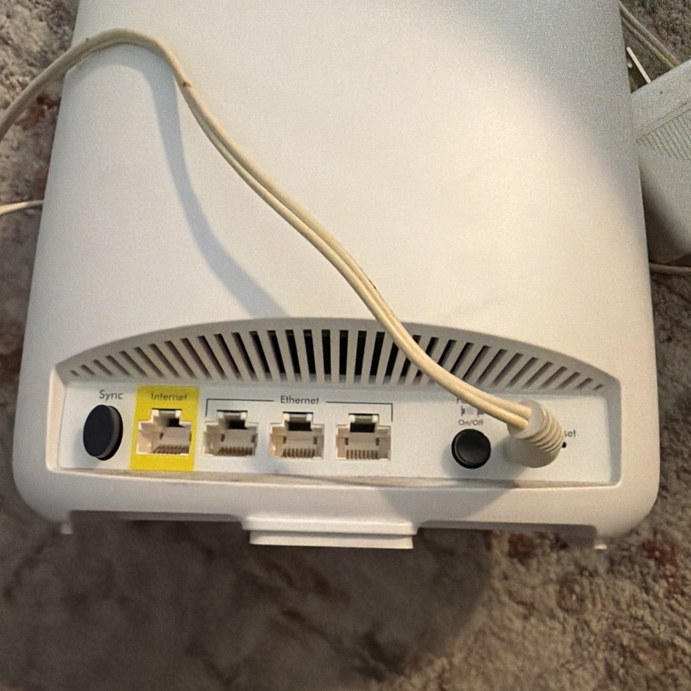 Netgear Orbi Router RBR50v2 With power cord - Picture 3 of 3
